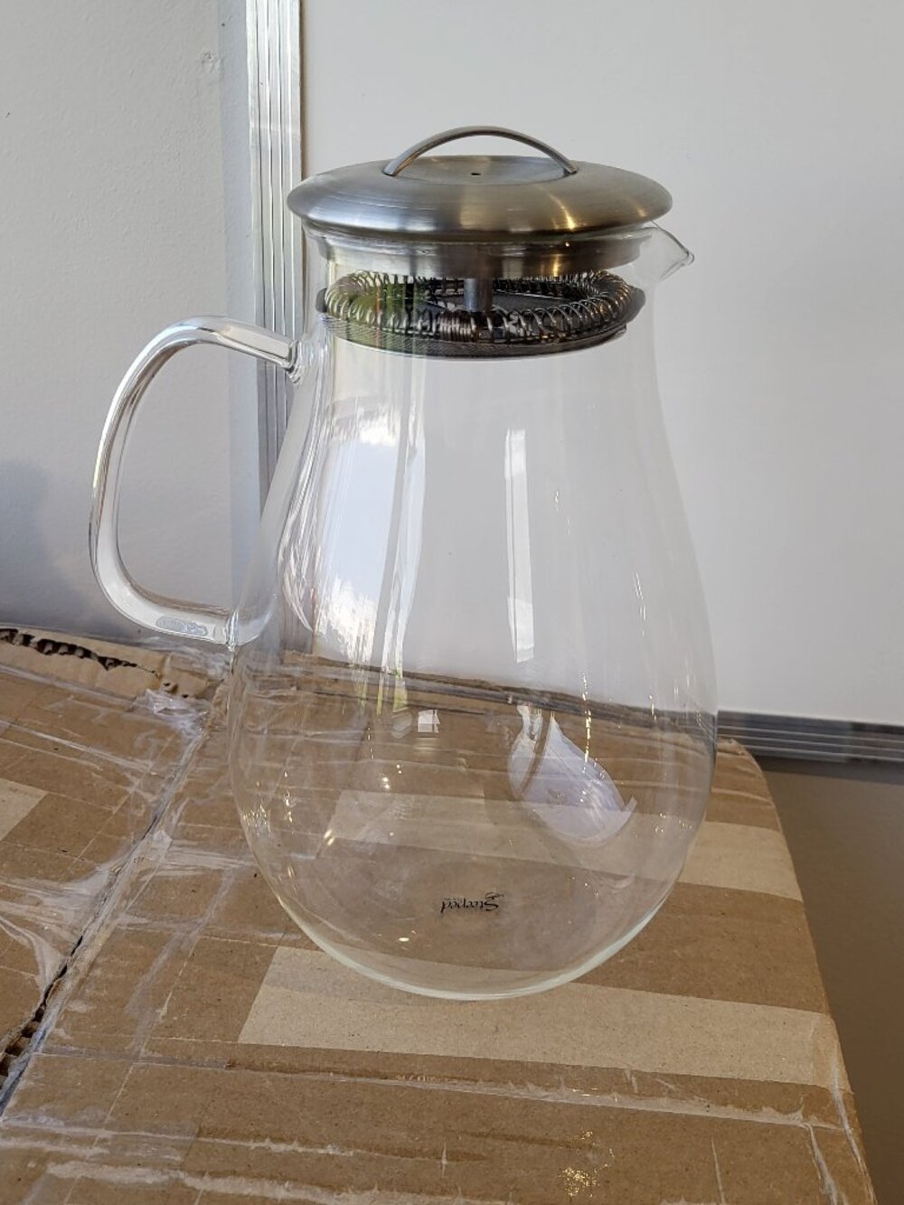 STEEPED TEA INC STEEPED TEA GLASS PITCHER BUILT IN STRAINER HOT/COLD TEA 1.9L